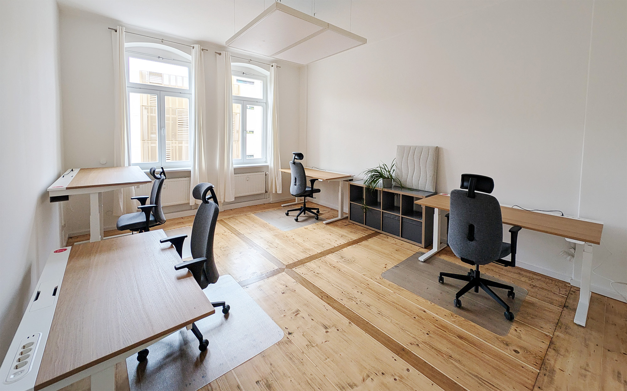 Büro mieten 01099 Dresden Neustadt: Großes 4er-Büro mit höhenverstellbaren Tischen, Stauraum und Akustikelement.