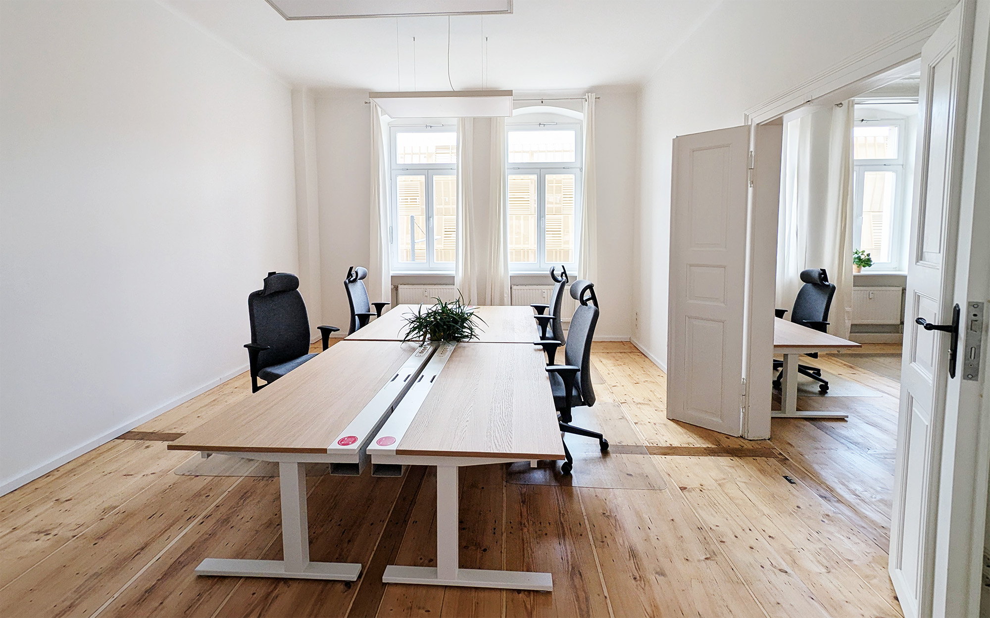 Büro mieten 01099 Dresden Neustadt: Geräumiges Teambüro für bis zu 4 Personen mit Holzboden und Doppeltür.