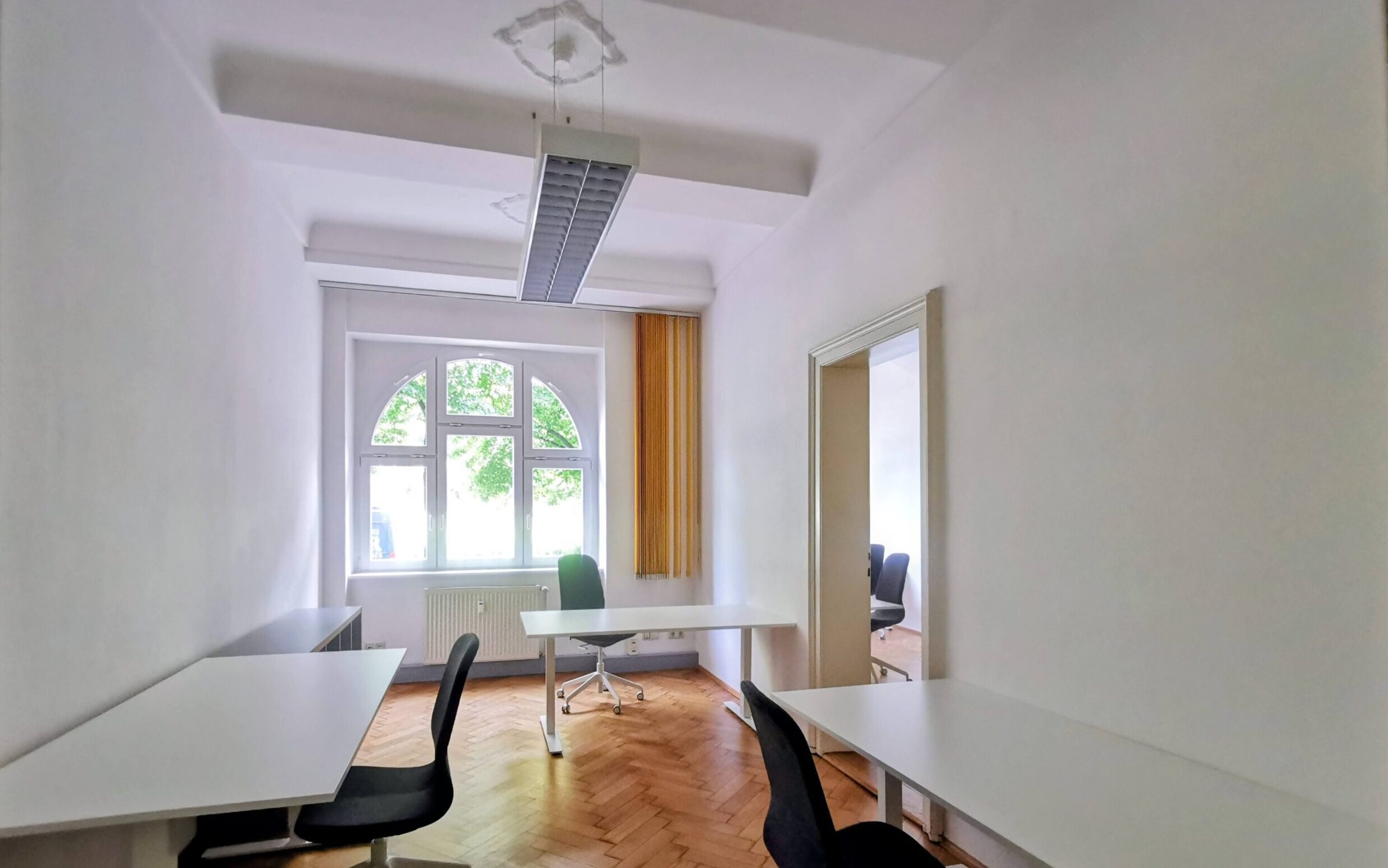 Büro mieten 01309 Dresden Johannstadt: Geräumiges Teambüro mit Platz für 3 Personen, zwei Fensterreihen und Parkett.