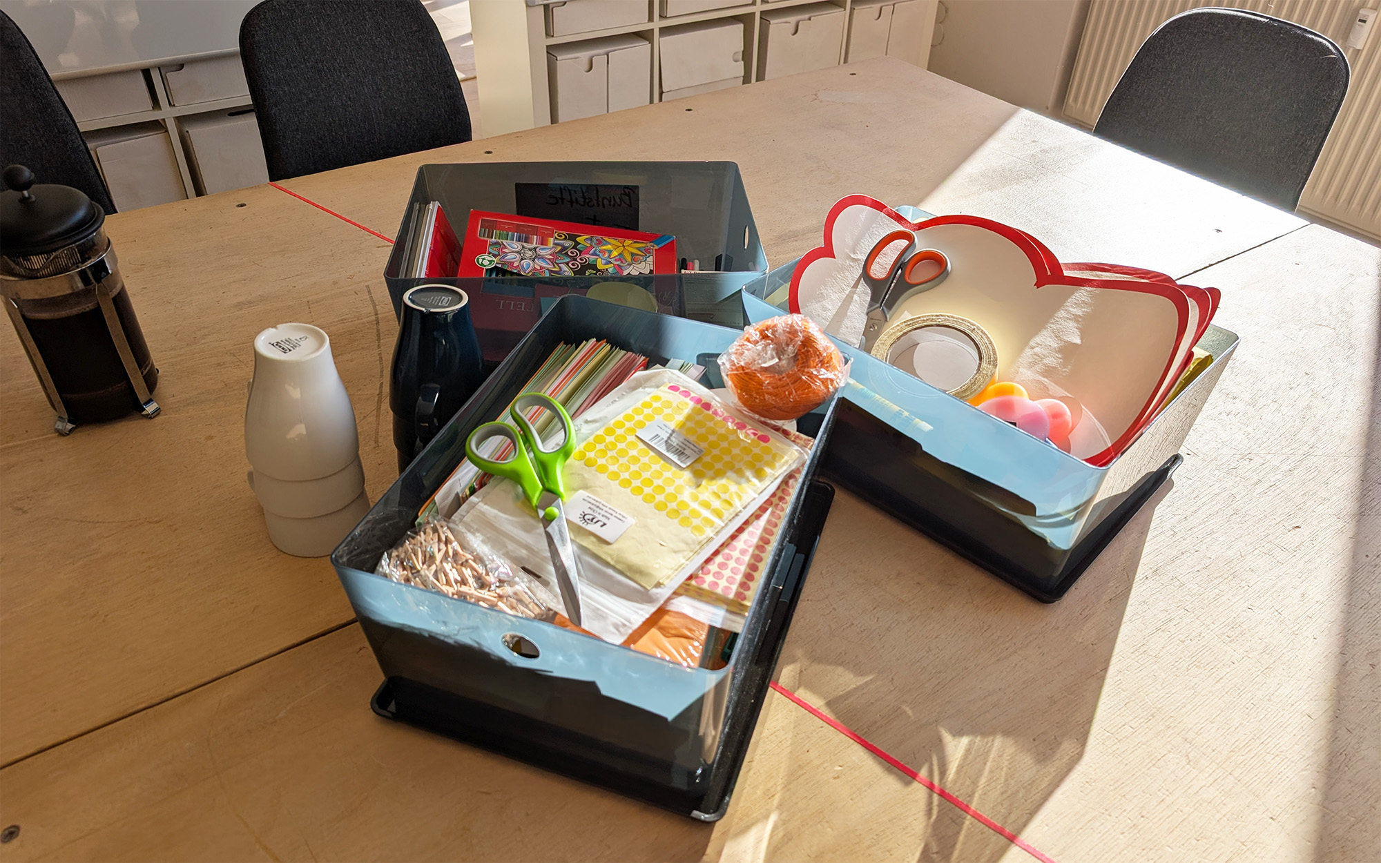 Eventraum mieten Dresden Neustadt: Workshop-Material, Scheren, Stifte und Klebematerial auf einem Holztisch.